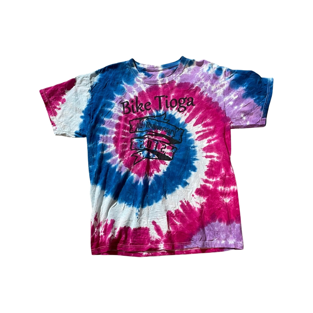 Packen Sie Tie-Dye-T-Shirts für einen Tag ein